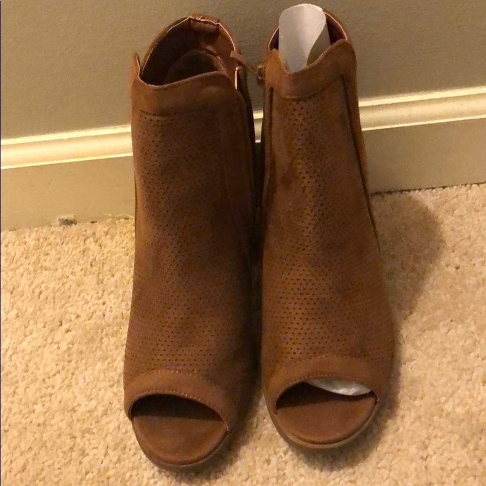 Brown suede perforated booties - Refresh